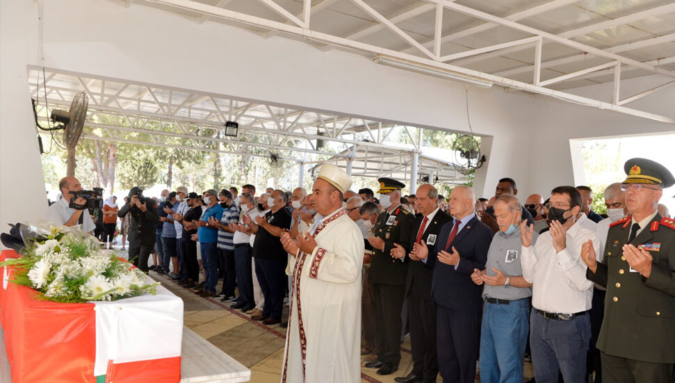 Cumhurbaşkanı Tatar, TMT’nin bayraktarı, emekli komutan Osman Efe’nin cenaze törenine katıldı