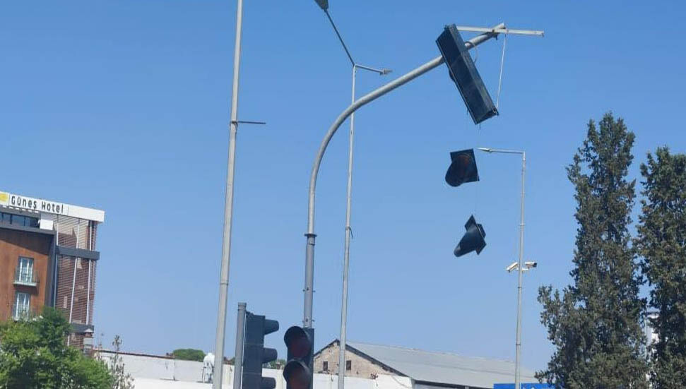 Bedreddin Demiral Caddesi üzerindeki trafik lambası tehlike saçıyor!
