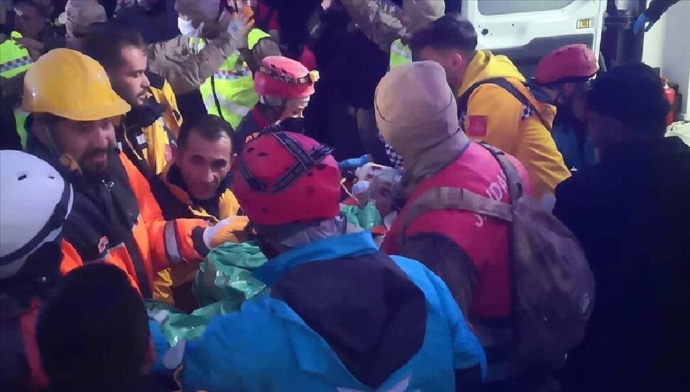 Adıyaman'da depremin 207. saatinde 12 yaşındaki çocuk kurtarıldı