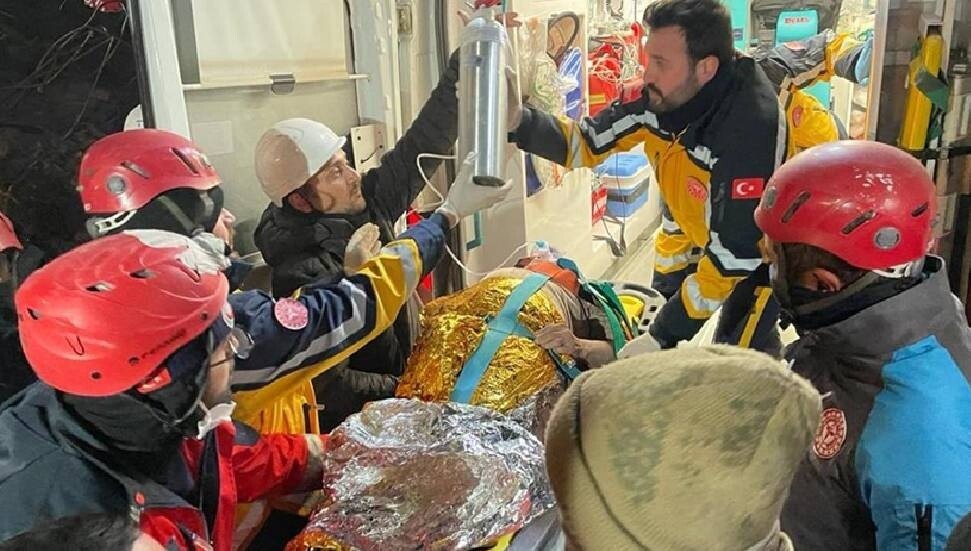 Adıyaman'da 77 yaşındaki kadın depremin 212. saatinde kurtarıldı