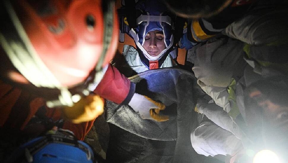 Madenciler 8 metre derinliğe indiği enkazdan depremzedeye ulaştı