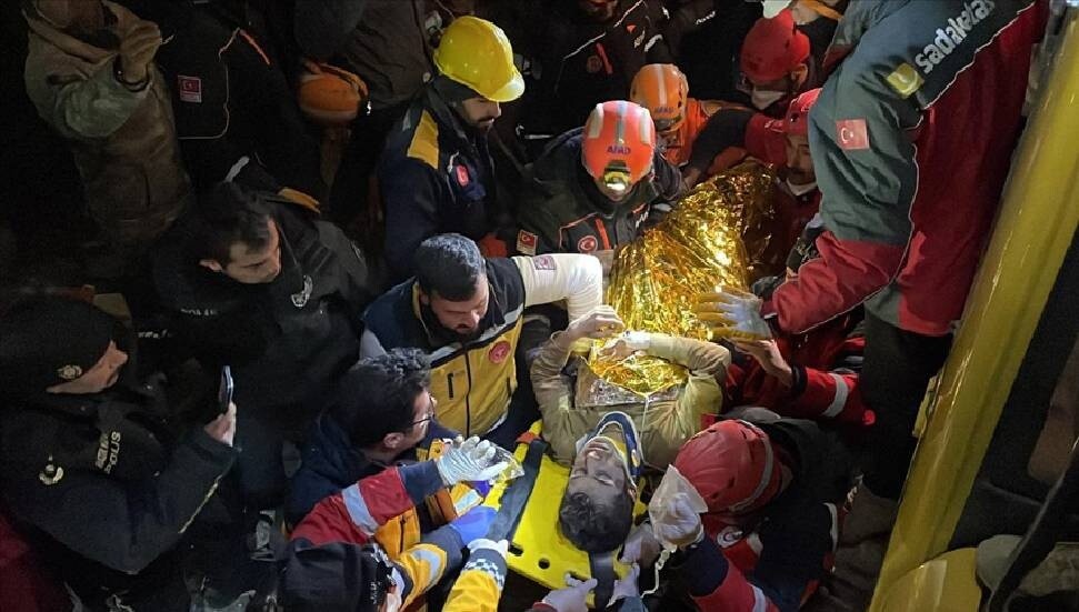İslahiye'de bir kişi depremin 113. saatinde enkazdan kurtarıldı