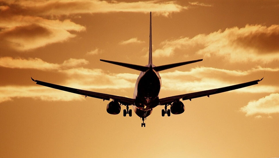 Havayolu personeli tekerlekli sandalyeleri yere atarken görüntülendi