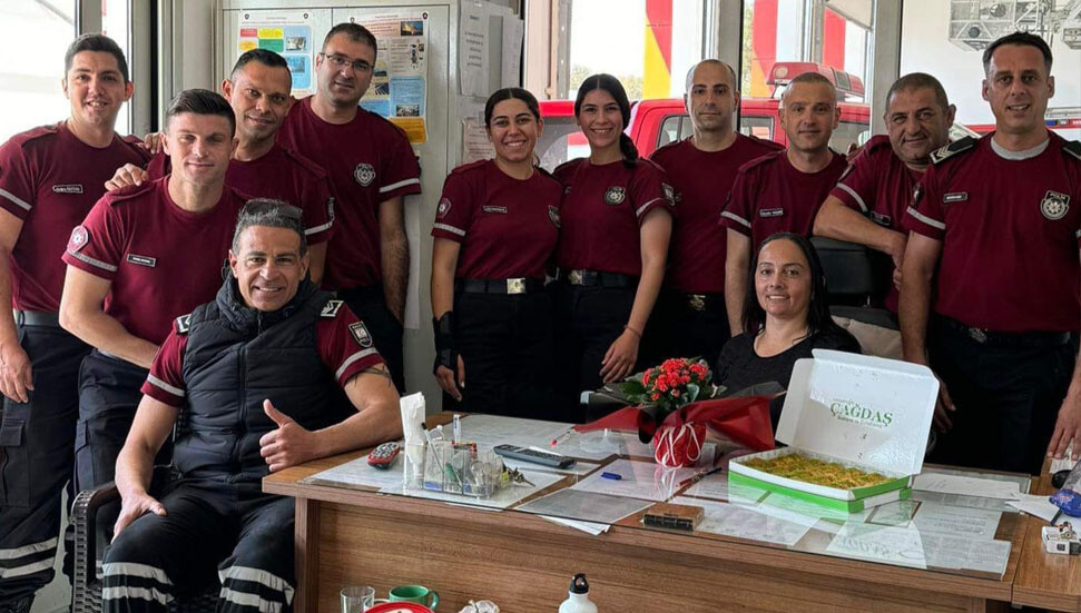 Geçirdiği kazada itfaiyeciler tarafından kurtarılan Şerife Şanlıel, İtfaiye çalışanlarını ziyaret etti