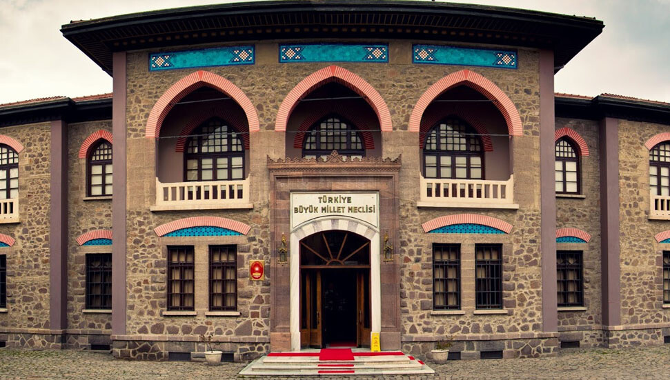 TBMM'de sandalye dağılımı değişti