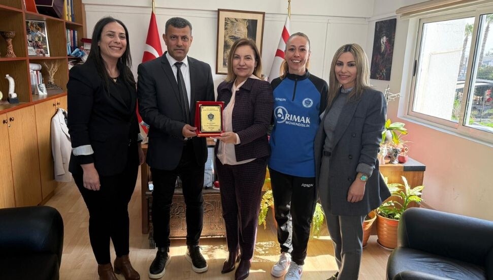 Mağusa Spor Akademisi Kadın Futbol Takımı, Kültür Dairesi Müdürü Şirin Zaimağaoğlu’nu ziyaret etti