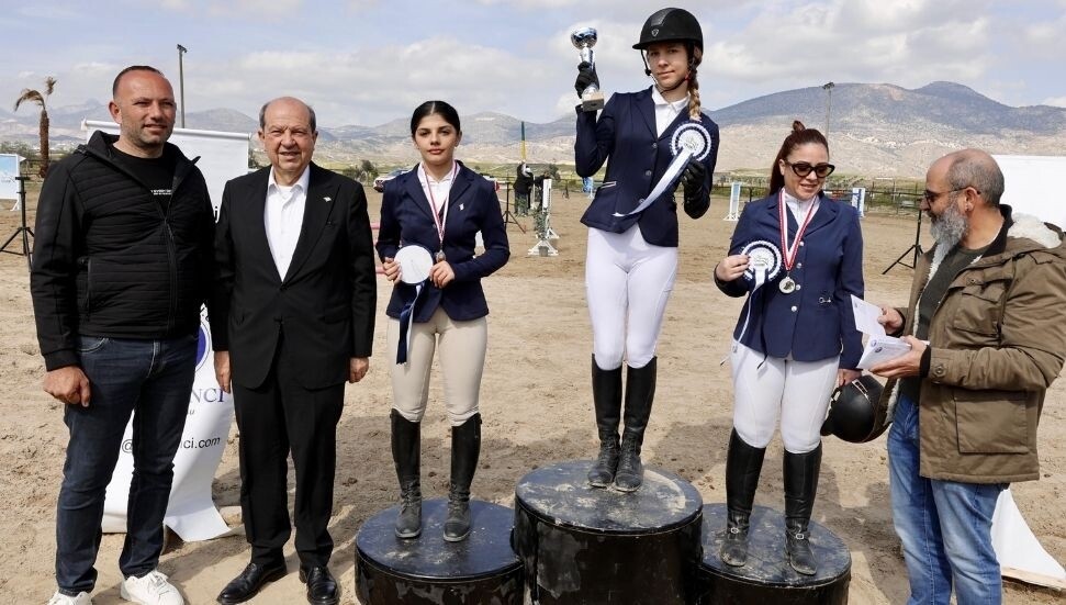 Cumhurbaşkanı Tatar, Çelebi Atlı Spor Kulübü Yarışları’nı izledi