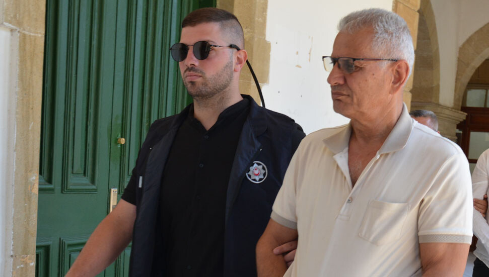 Sahte imza ile telefon hattı aldı, annesinin banka hesabına erişti, kendisine 48 bin 800 sterlin gönderdi!