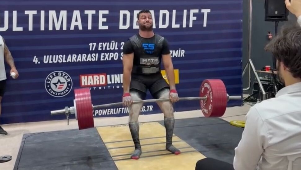 Milli sporcu Hüsnü Batıkan, İzmir’deki Ultimate Deadlift Şampiyonası’nda şampiyon oldu