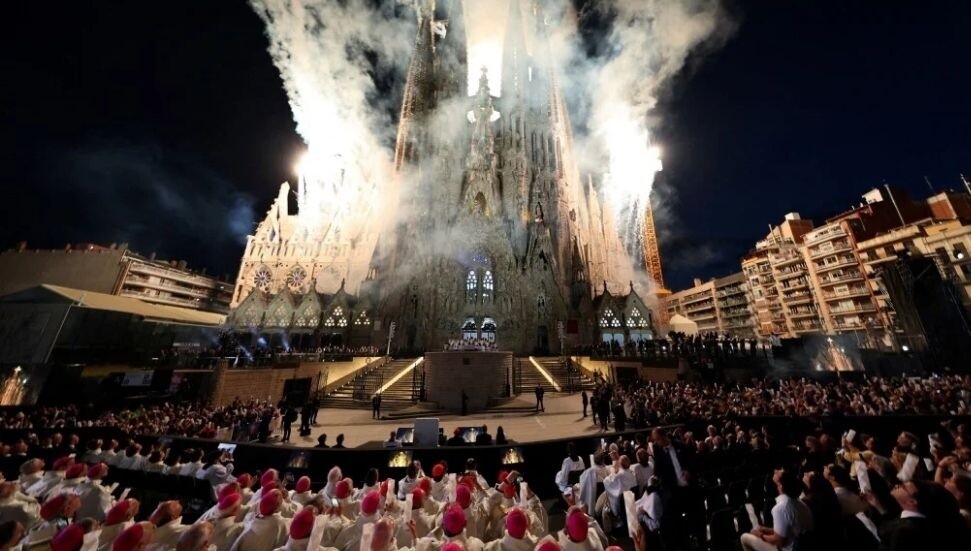 Sagrada Familia'nın yeni kulesi törenle açıldı: 120 bin kişi izledi