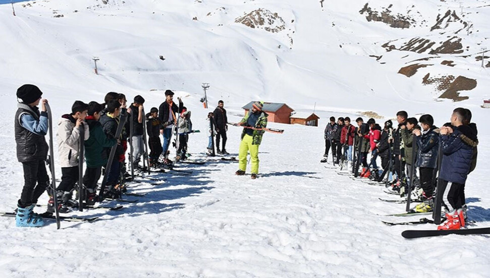 Hakkari'de bu yıl 5 bin 700 öğrenciye kayak eğitimi verildi