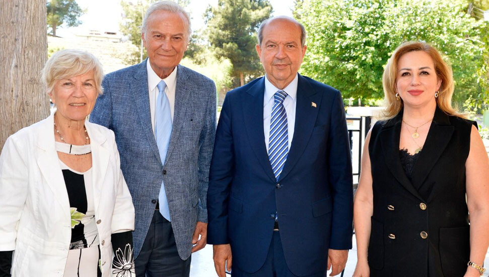 Cumhurbaşkanı Tatar ve eşi Sibel Tatar, sanatçı Ediz Hun’la bir araya geldi