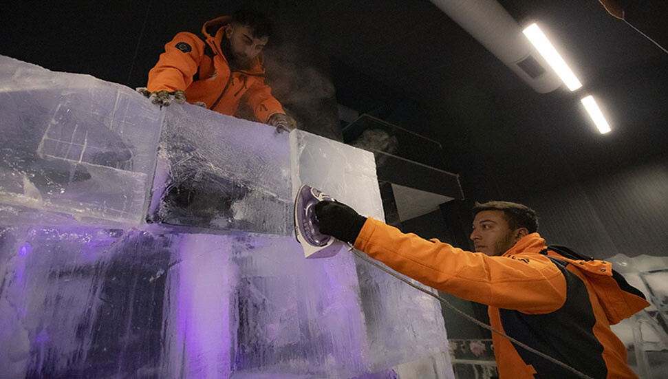 Erzurum'da dev buz kütleleri testere ve ütüyle sanat eserine dönüşüyor