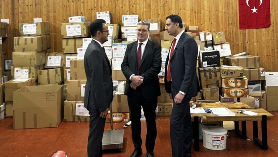 İngiltere İşçi Partisi lideri Starmer'den depremzedelere yardım merkezine ziyaret