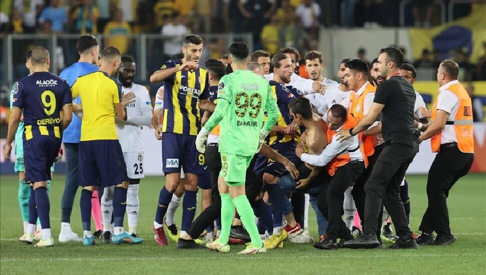 Beşiktaşlı futbolculara tekme atan sanığa 1 yıl 8 ay hapis 