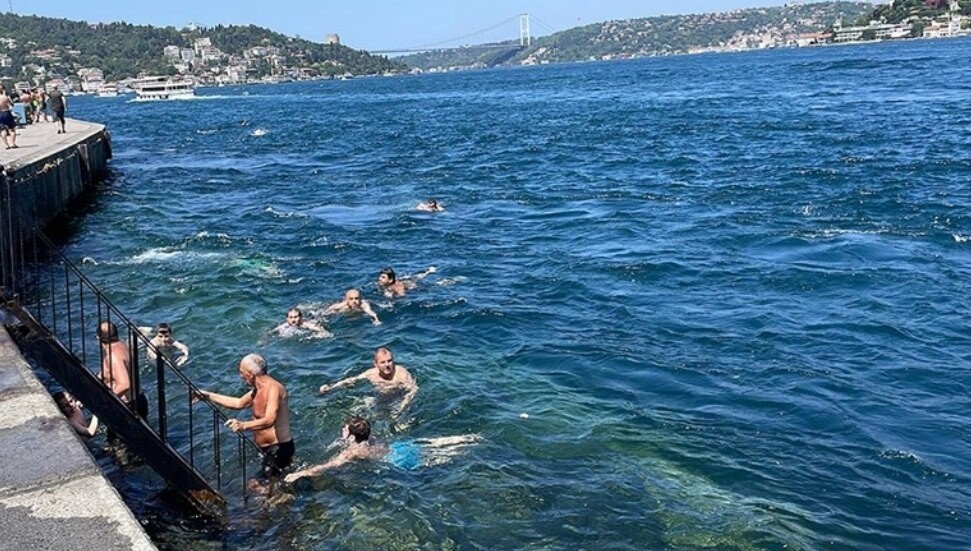 İstanbul'da serinlemek isteyenler sahil ve parkları tercih etti