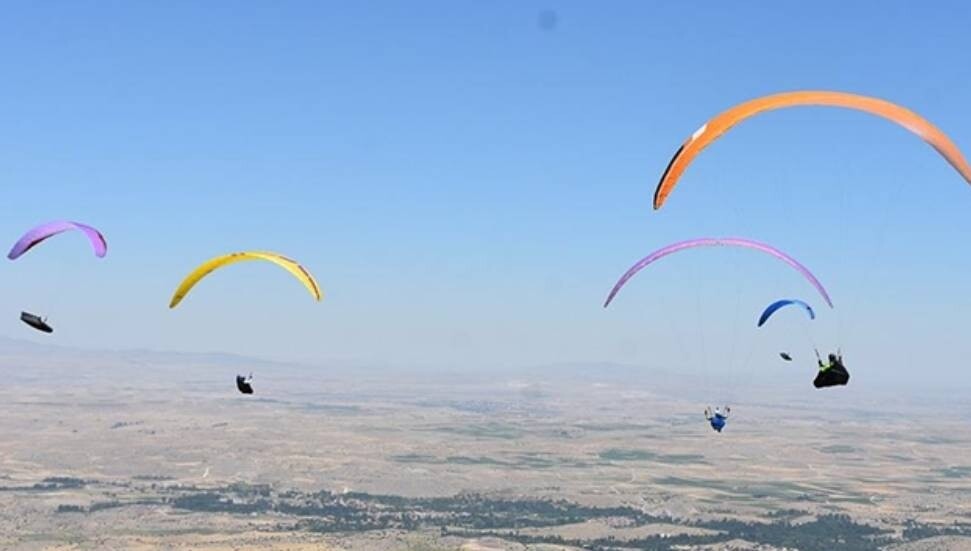 Hasan Dağı'nda düzenlenen Yamaç Paraşütü Dünya Kupası, antrenman uçuşlarıyla başladı