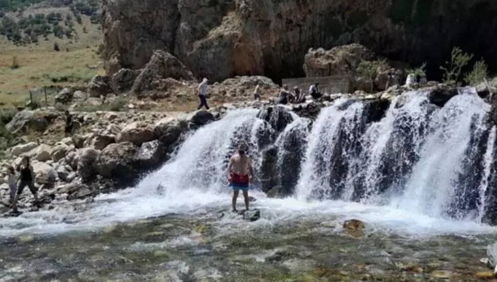 Van'da sıcaktan bunalanlar, Müküs Çayı'nda serinliyor