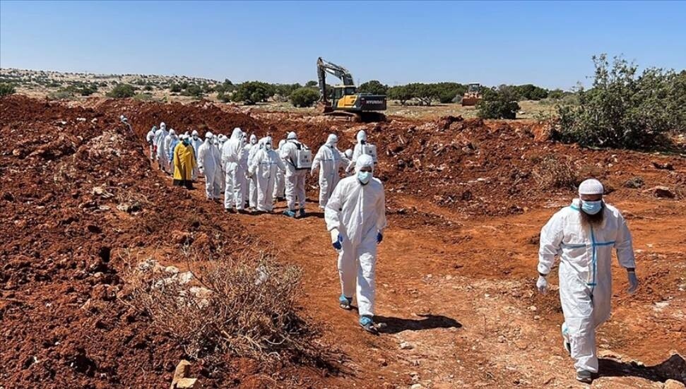 Libya’daki sel felaketinde hayatını kaybedenler toplu mezarlara defnediliyor