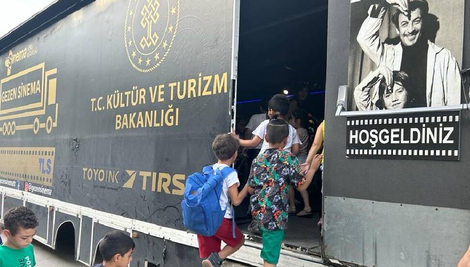 “Gezici Sinema Kamyonu” Şehit Doğan Ahmet İlkokulu’nda gösterimde bulundu