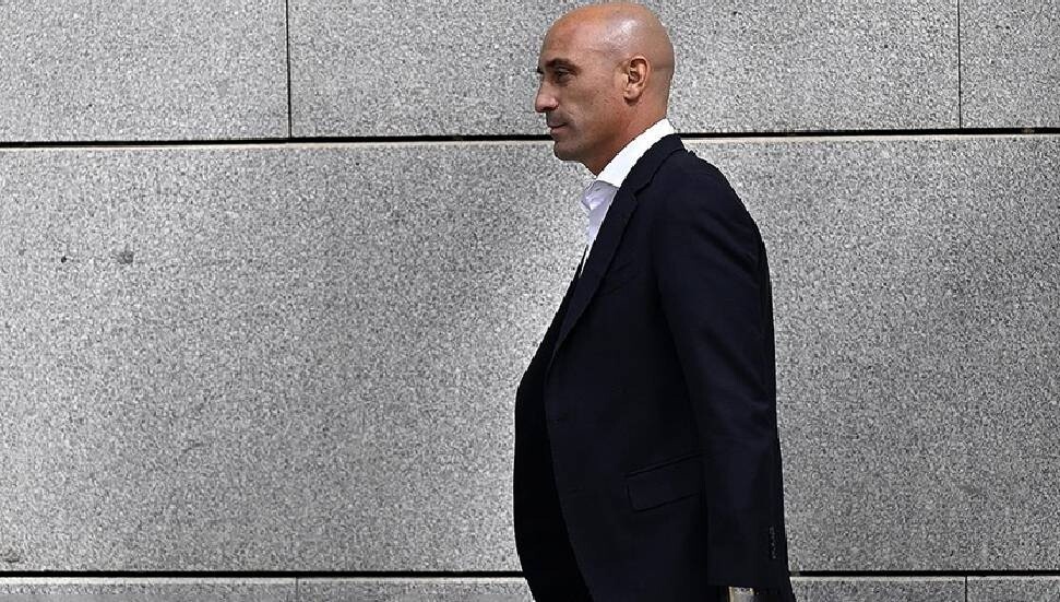FIFA'dan eski İspanya Futbol Federasyonu Başkanı Rubiales'e üç yıl men cezası