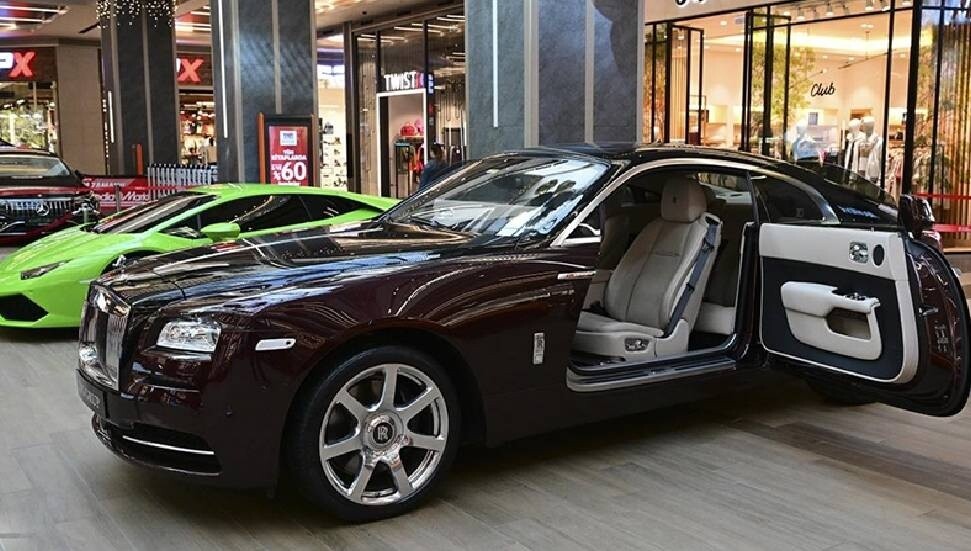 Dünyanın en lüks otomobilleri İstanbul'da vitrine çıktı