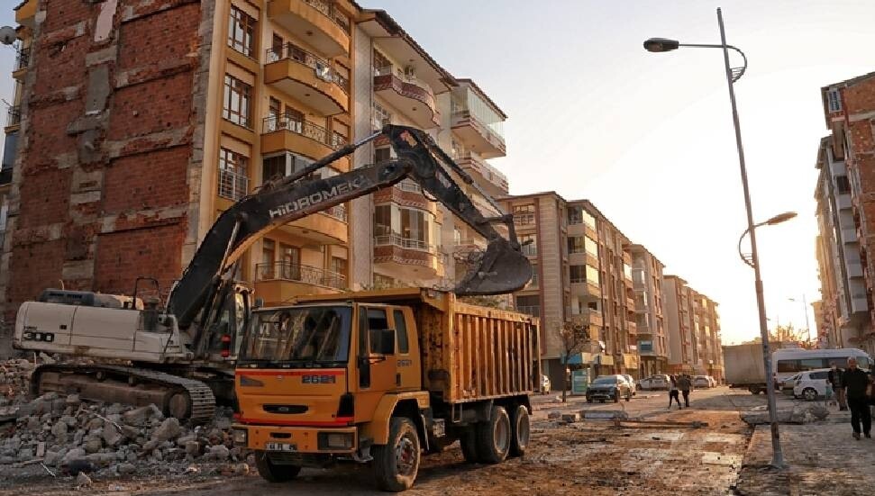 AFAD deprem bölgesindeki vatandaşları ağır hasarlı yapılara girmemeleri yönünde uyardı