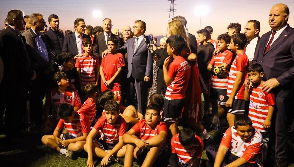 Başbakan Üstel, Maraş futbol sahasını ziyaret etti