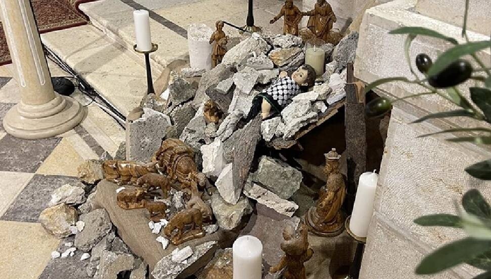 Filistin'de bir kilise Gazze’deki saldırılar nedeniyle bu seneki Noel ağacını "enkazdan" yaptı