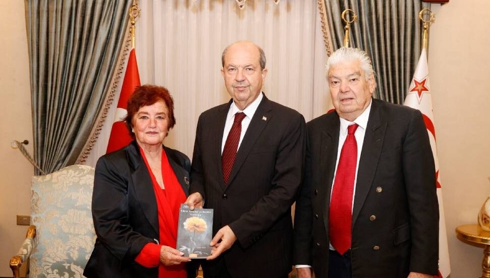 Canev Dinçer, Ersin Tatar’a “Kıbrıs, İstanbul ve Benden Katarsis” isimli kitabını takdim etti