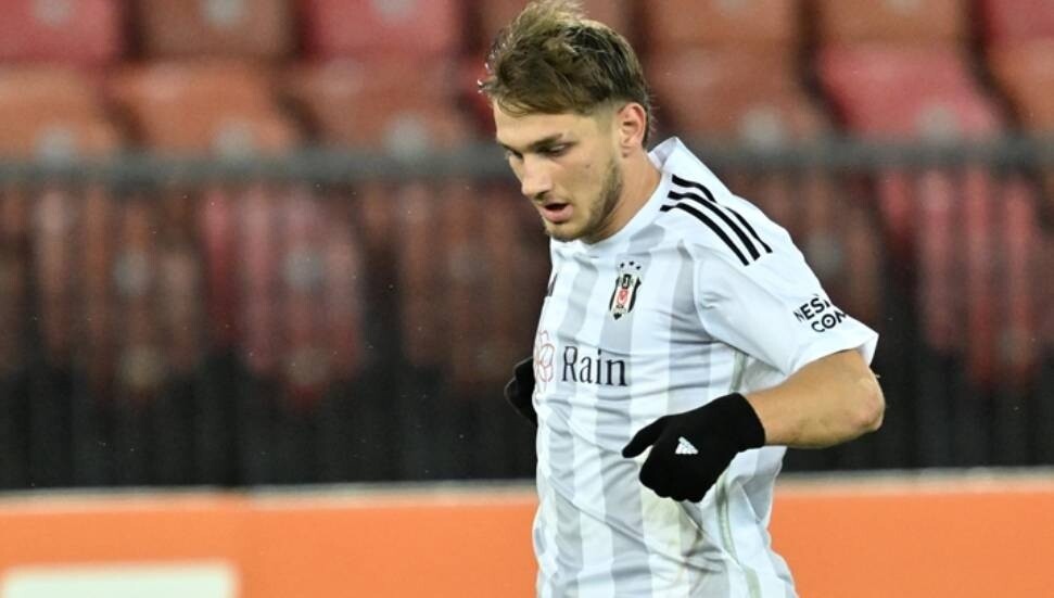 Beşiktaş, 18 yaşındaki futbolcu Semih Kılıçsoy'un sözleşmesini 2028'e kadar uzattı