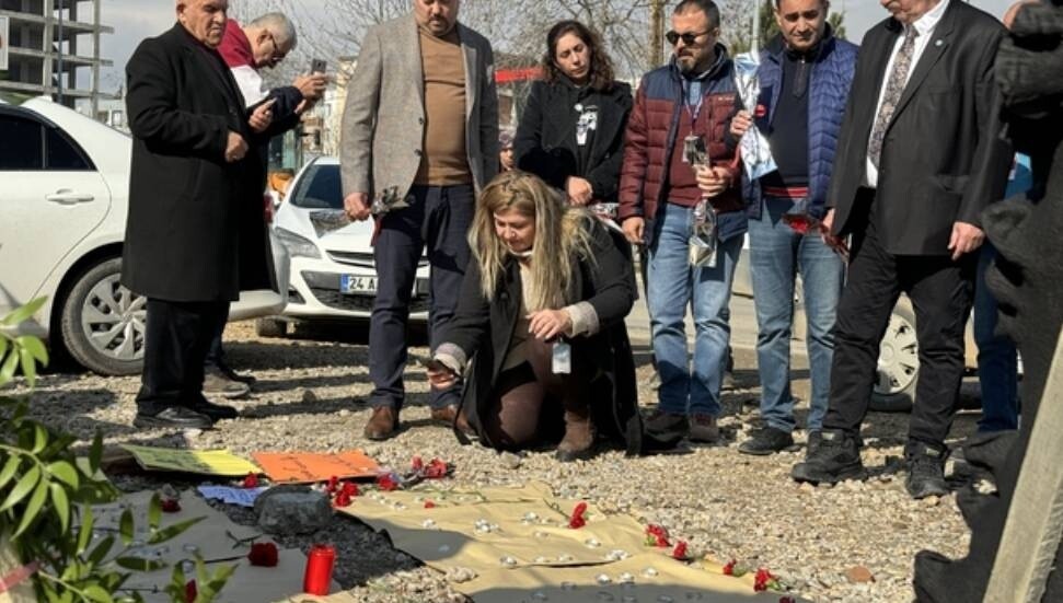 Turist Rehberleri Birliği, İsias Otel'in enkaz alanına karanfil bıraktı