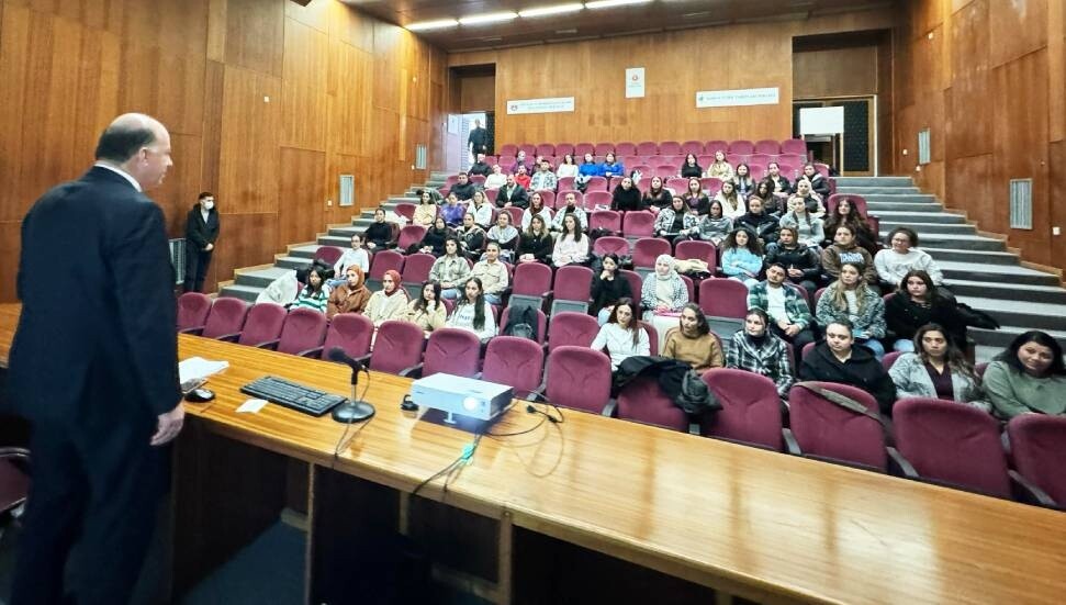 Dinçyürek’ten yeni hemşirelere “Özveriyle çalışın ve sürekli öğrenin" tavsiyesi