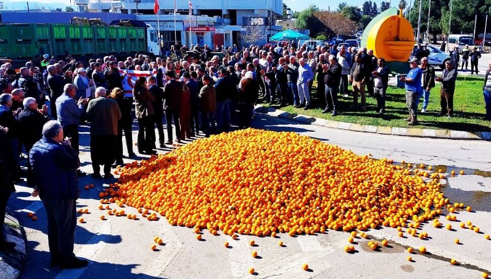 Narenciye üreticilerinden Güzelyurt Terminal Çemberi'nde eylem!