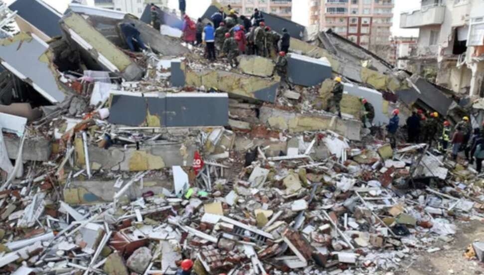 Depremde 35 kişinin öldüğü Ezgi Apartmanı'na ilişkin 7 belediye personeli hakkında dava açıldı