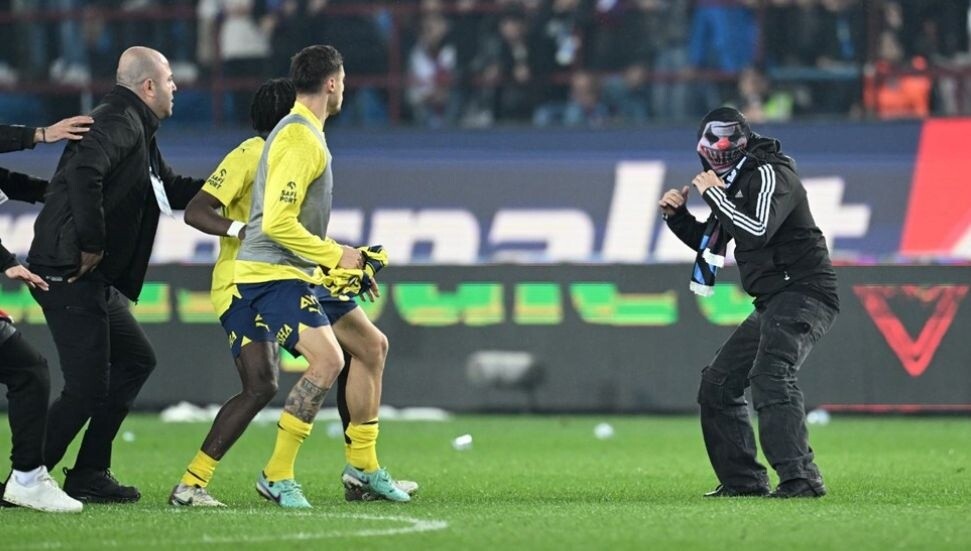 Trabzon'da olaylı maçta sahaya giren 2 taraftara tutuklama