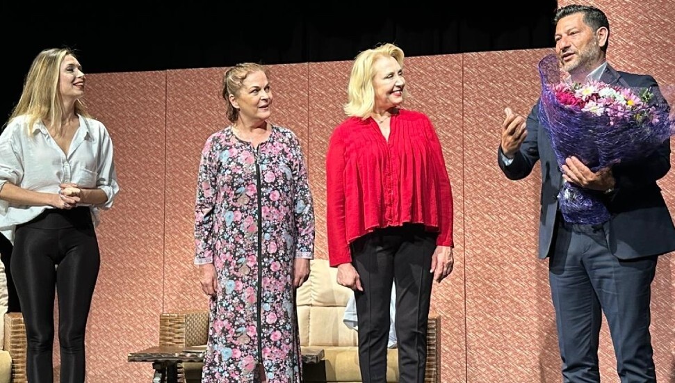 “Etekler ve Pantolonlar” tiyatro oyunu sahnelendi