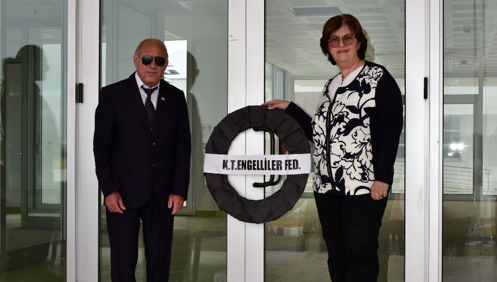 Engelsiz Yaşam Evi’ne siyah çelenk bırakıldı