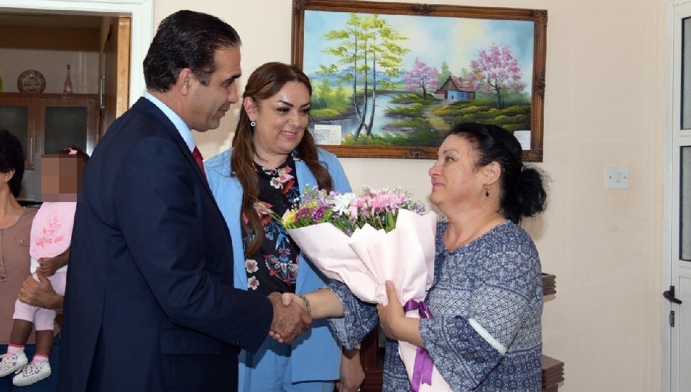 Gardiyanoğlu ve eşi, Anneler Günü dolayısıyla engelli çocukların annelerini ziyaret etti