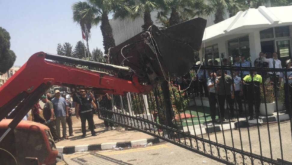 Hayvan üreticileri, Başbakanlığın demir parmaklıklarını ve araç giriş kapısını yıktı