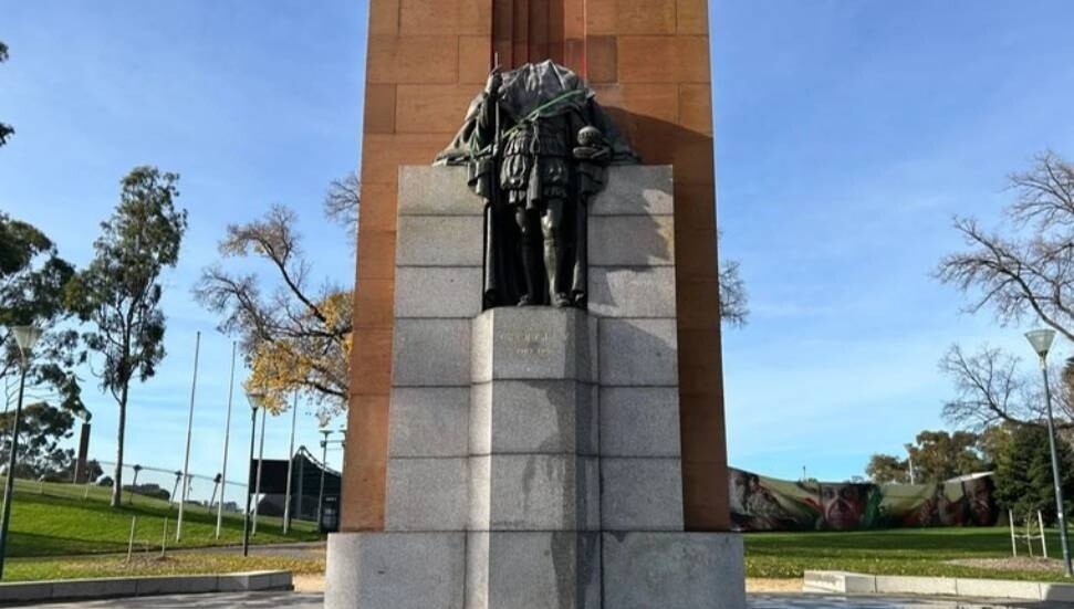 Avustralya’da Eski İngiliz Kralı 5. George'un heykelinin başı kesildi