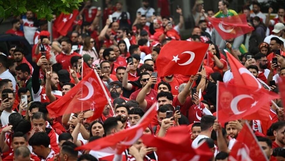 A Milli Takım'a büyük destek: Dortmund sokakları kırmızı-beyaz