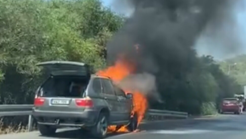 Seyir halindeki aracın motor kısmında yangın çıktı!