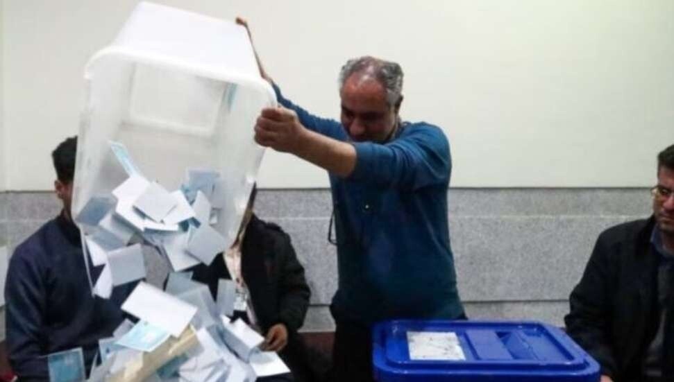 İran’da oy sandıklarını taşıyan araca silahlı saldırı!