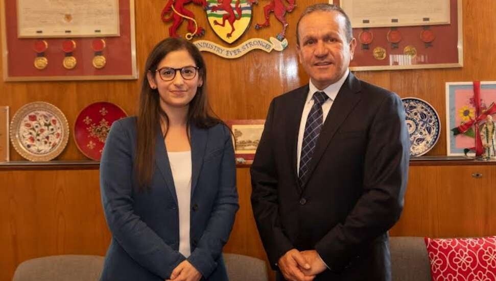 Fikri Ataoğlu ilk Kıbrıslı Türk parlamenter Nesil Çalışkan'ı tebrik etti