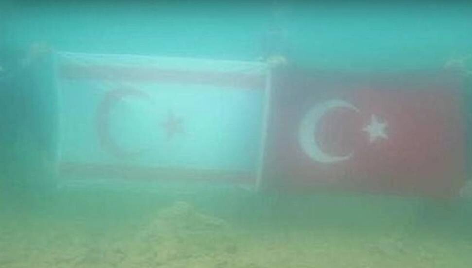 Keban Barajı'nın derinliklerinde Türkiye ve KKTC bayrağı açıldı