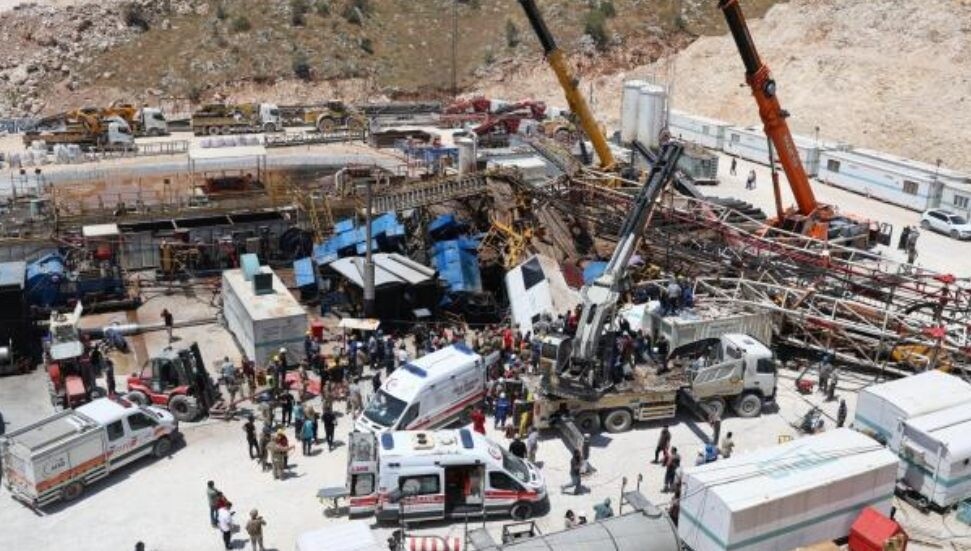 Gabar Dağı'nda petrol sahasında sondaj kulesi devrildi