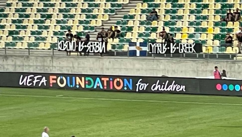 Güney Kıbrıs- Kosova maçında, "Kosova, Sırp'tır" ve "Kıbrıs, Yunan'dır" pankartı açıldı