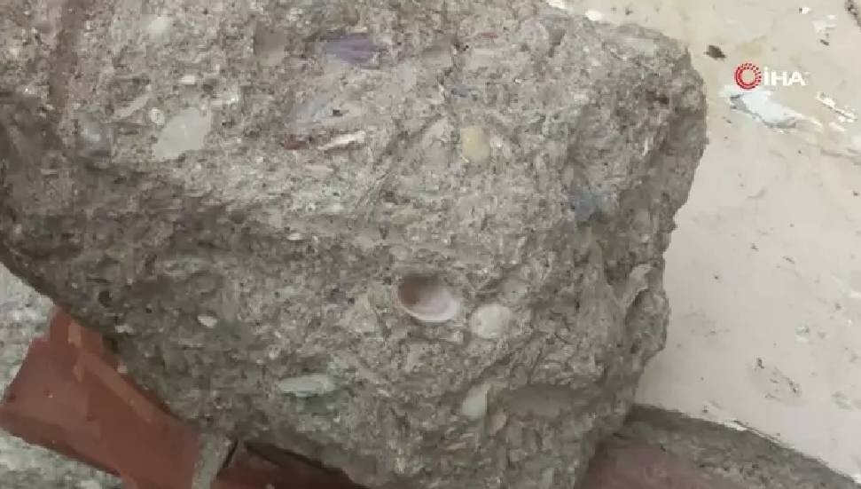 İstanbul'da riskli bina yıkıldı, betonunda deniz kabukları çıktı