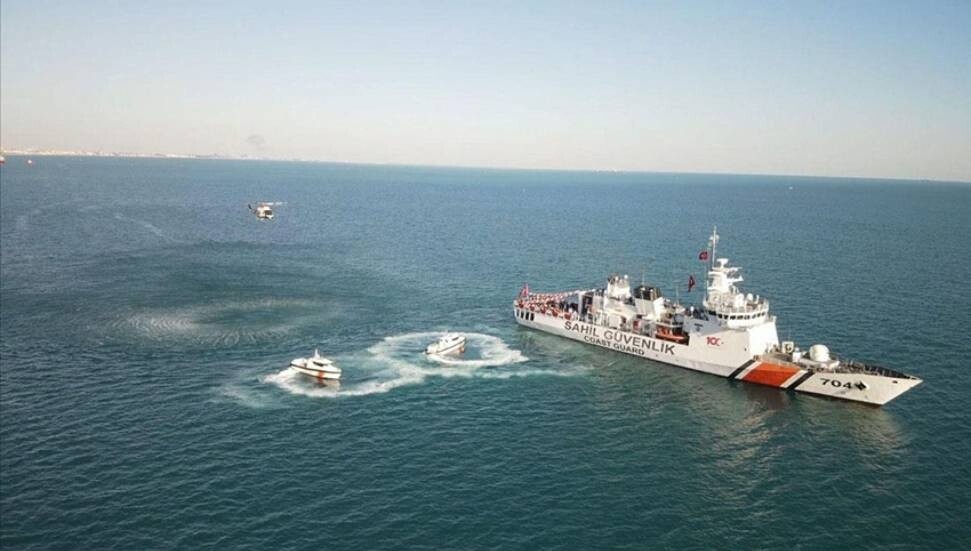 Akdeniz’de 29 Ekim’e özel "deniz gözü" gösterisi yapıldı